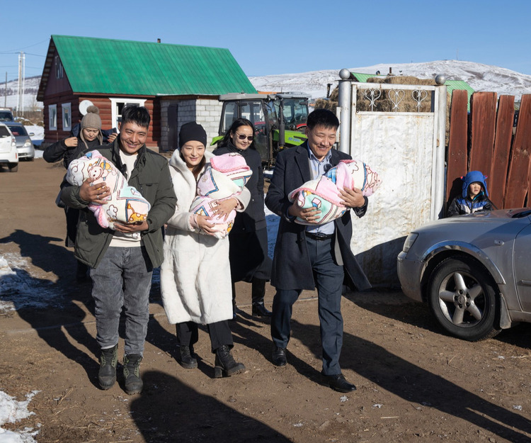 Орхон аймгийн удирдлагууд ГУРВАН ИХЭР ОХИДОД орон сууц бэлэглэжээ